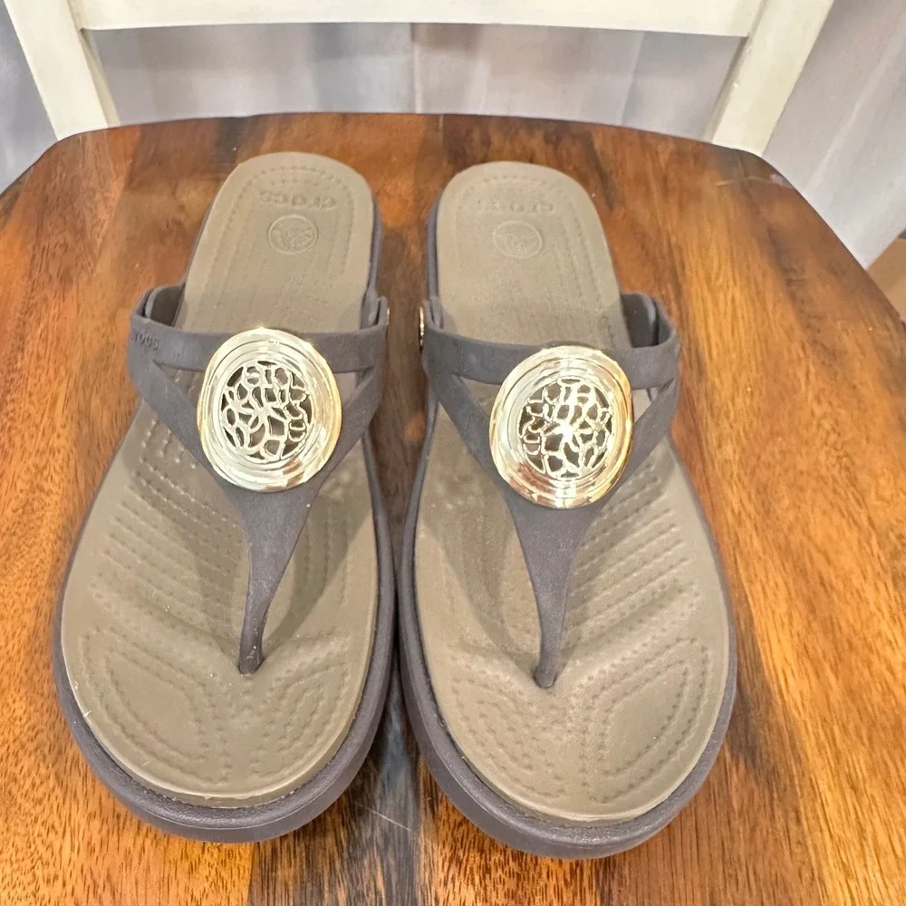 Crocs Sanrah Circle Sandals Women Size 7 Espresso Gold Medallion Wedge Flip Flop